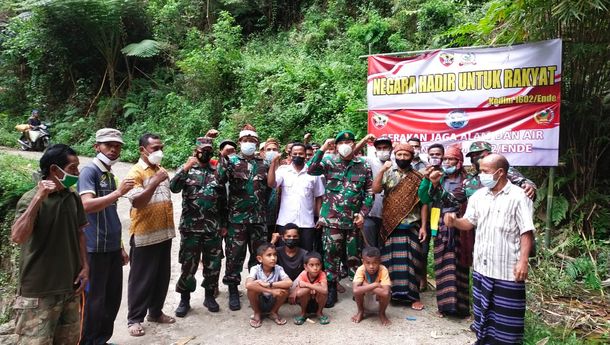   Warga Desa Jamokeasa di Ende Terima Sumbangan Air Bersih 