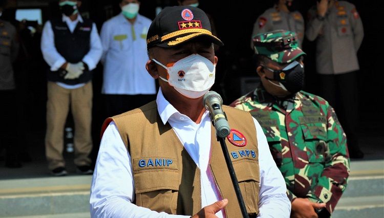 Kepala BNPB selaku Ketua Satgas Penanganan COVID-19, Letjen TNI Ganip Warsito memberikan arahan saat meninjau pelaksanaan program vaksinasi di GOR Arcamanik, Bandung (8/7/2021).