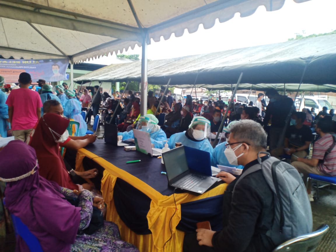 Suasana Pelaksanaan Vaksinasi untuk pedagang di Pasar Sepinggan Balikpapan pada Sabtu (4/7/2021)