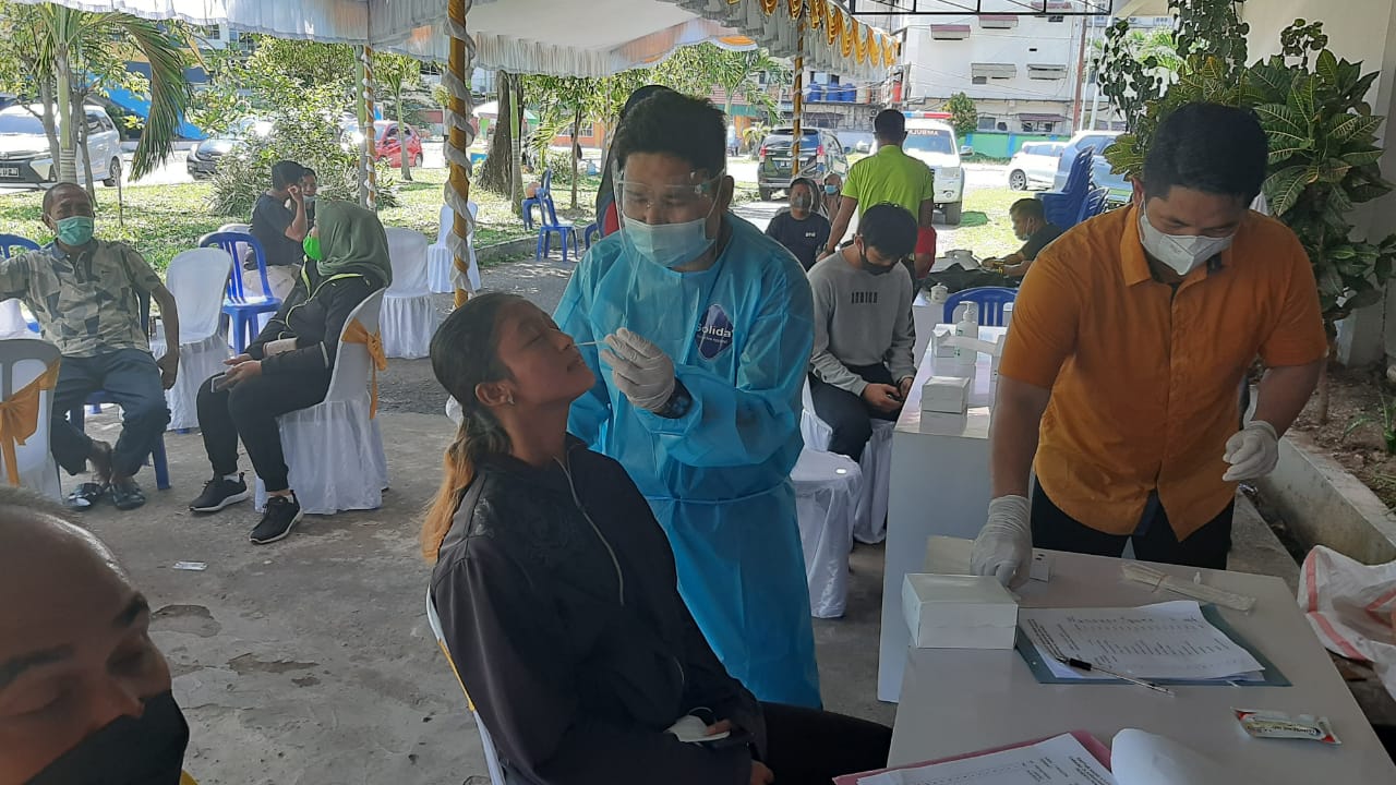 Atlet dari Kalsel tengah menjalani pemeriksaan tes swab antigen di depan Kantor KONI setempat, Sabtu (10/7/2021)