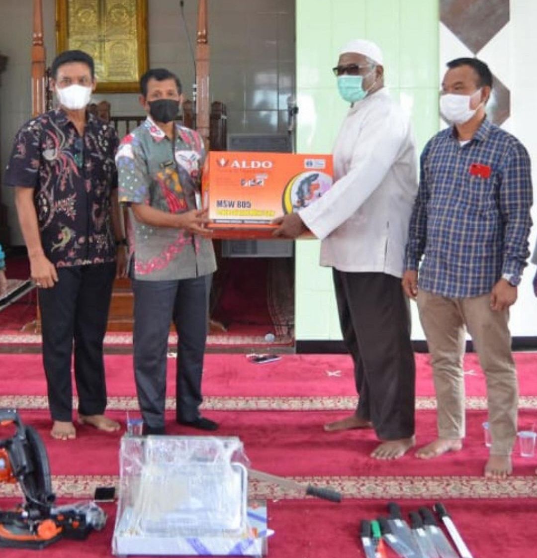 Dinas Peternakan dan Kesehatan Hewan (DPKH) memberikan bantuan peralatan hewan qurban ke Masjid serta Langgar di Samarinda