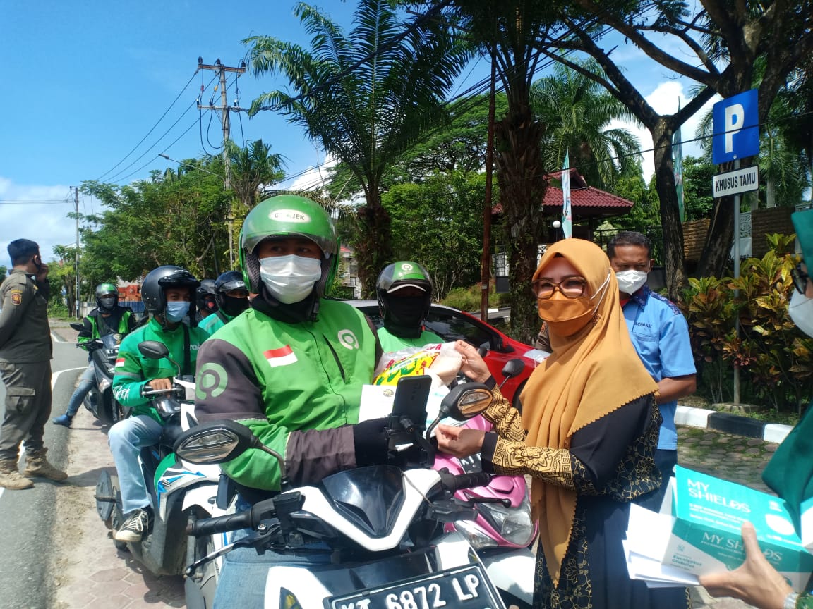 Isteri Wali Kota Balikpapan Nurlena Rahmad Mas'ud berikan bantuan kepada sopir dan ojek 