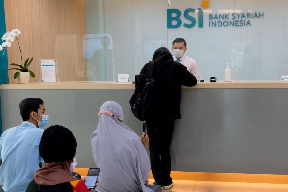 Karyawan melayani nasabah di kantor cabang Bank Syariah Indonesia (BRIS) Jakarta Hasanudin, Jakarta, Rabu, 17 Februari 2021. 