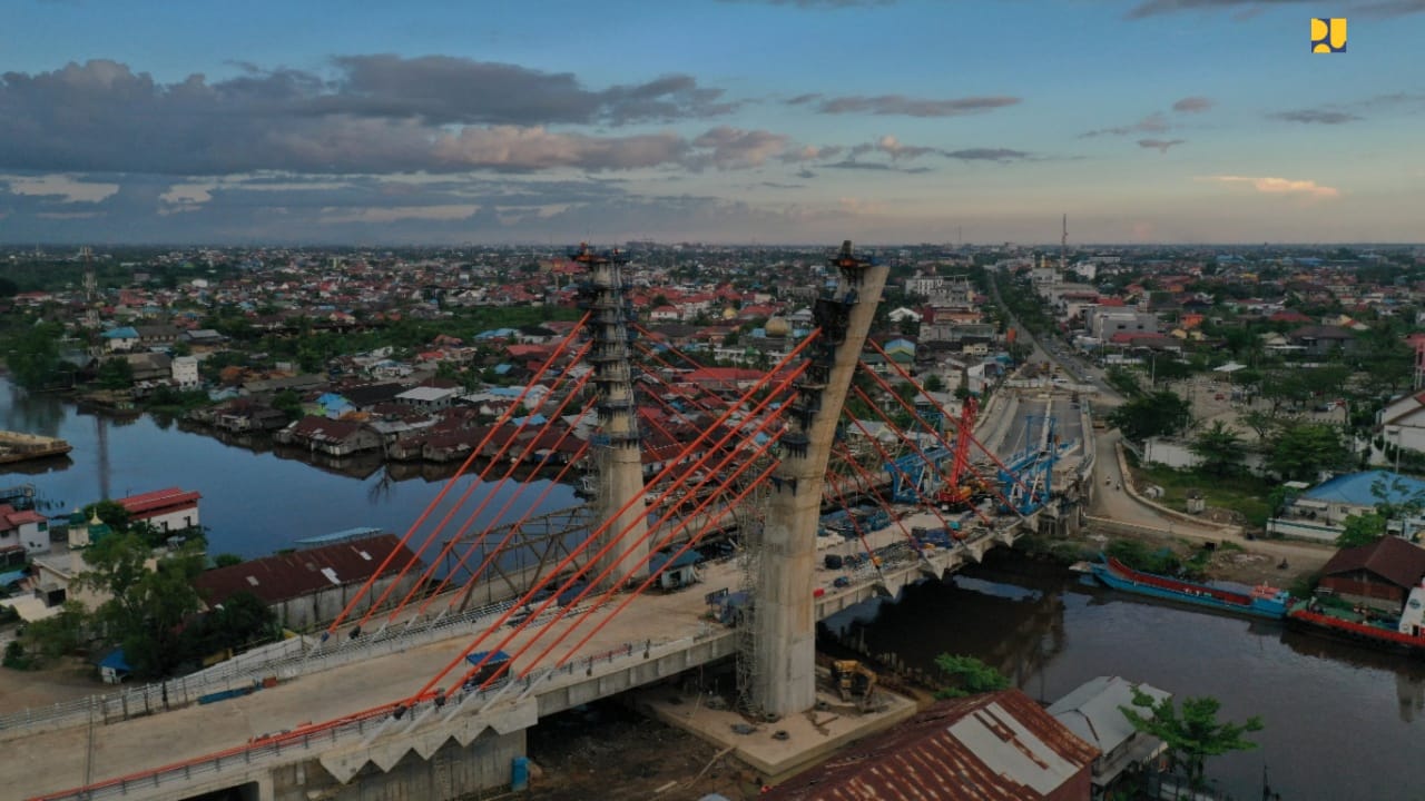 Jembatan Sei Alalak dibangun untuk menggantikan Jembatan Kayu Tangi 1 yang telah berusia sekitar 30 tahun dan menjadi jalur utama akses Kota Banjarmasin dengan berbagai wilayah di Kalimantan Selatan dan Kalimantan Tengah.