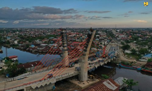 Jembatan Sei Alalak dibangun untuk menggantikan Jembatan Kayu Tangi 1 yang telah berusia sekitar 30 tahun dan menjadi jalur utama akses Kota Banjarmasin dengan berbagai wilayah di Kalimantan Selatan dan Kalimantan Tengah.