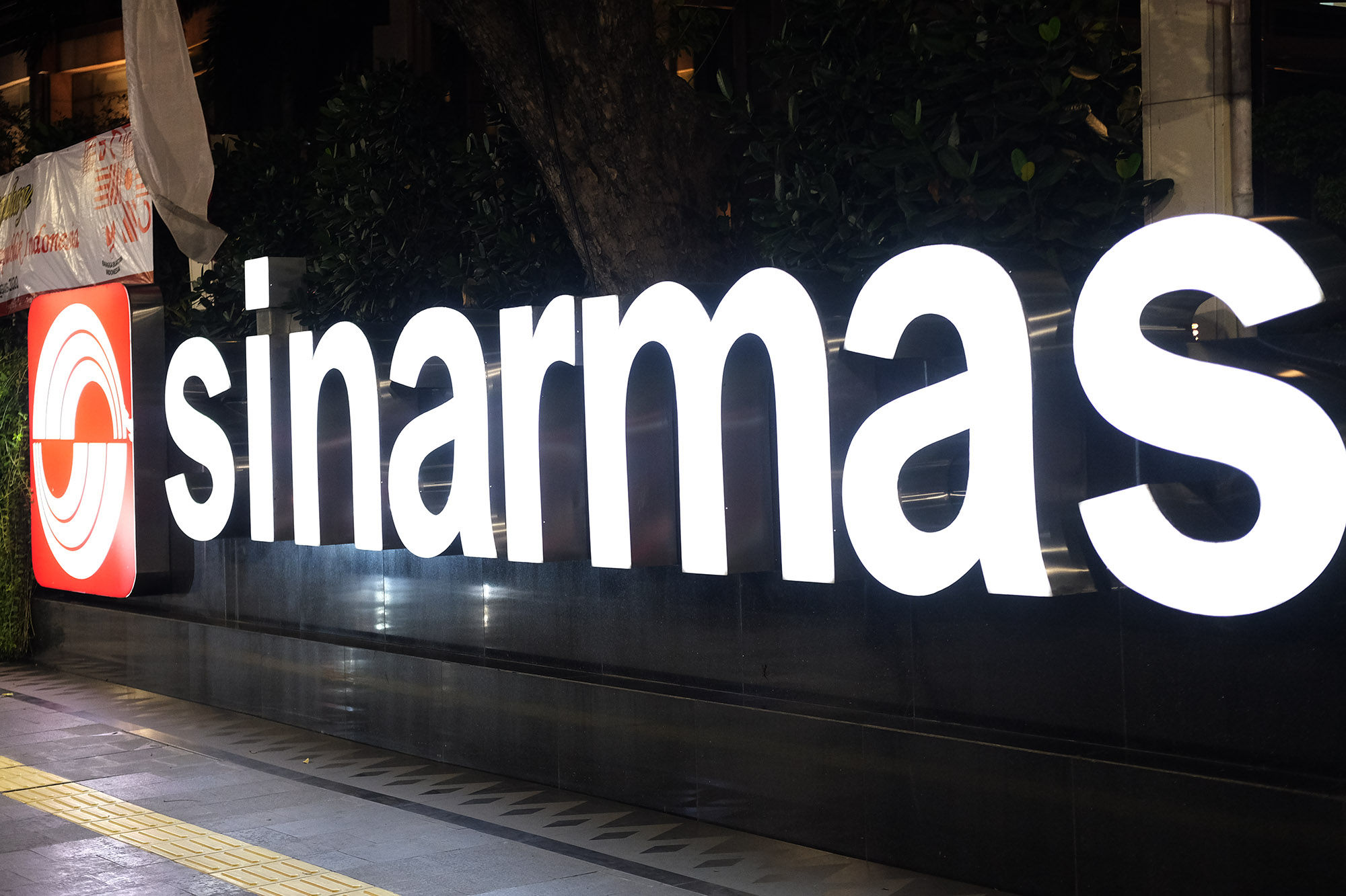 Logo Sinarmas Land di kawasan Thamrin, Jakarta. Foto: Ismail Pohan/TrenAsia