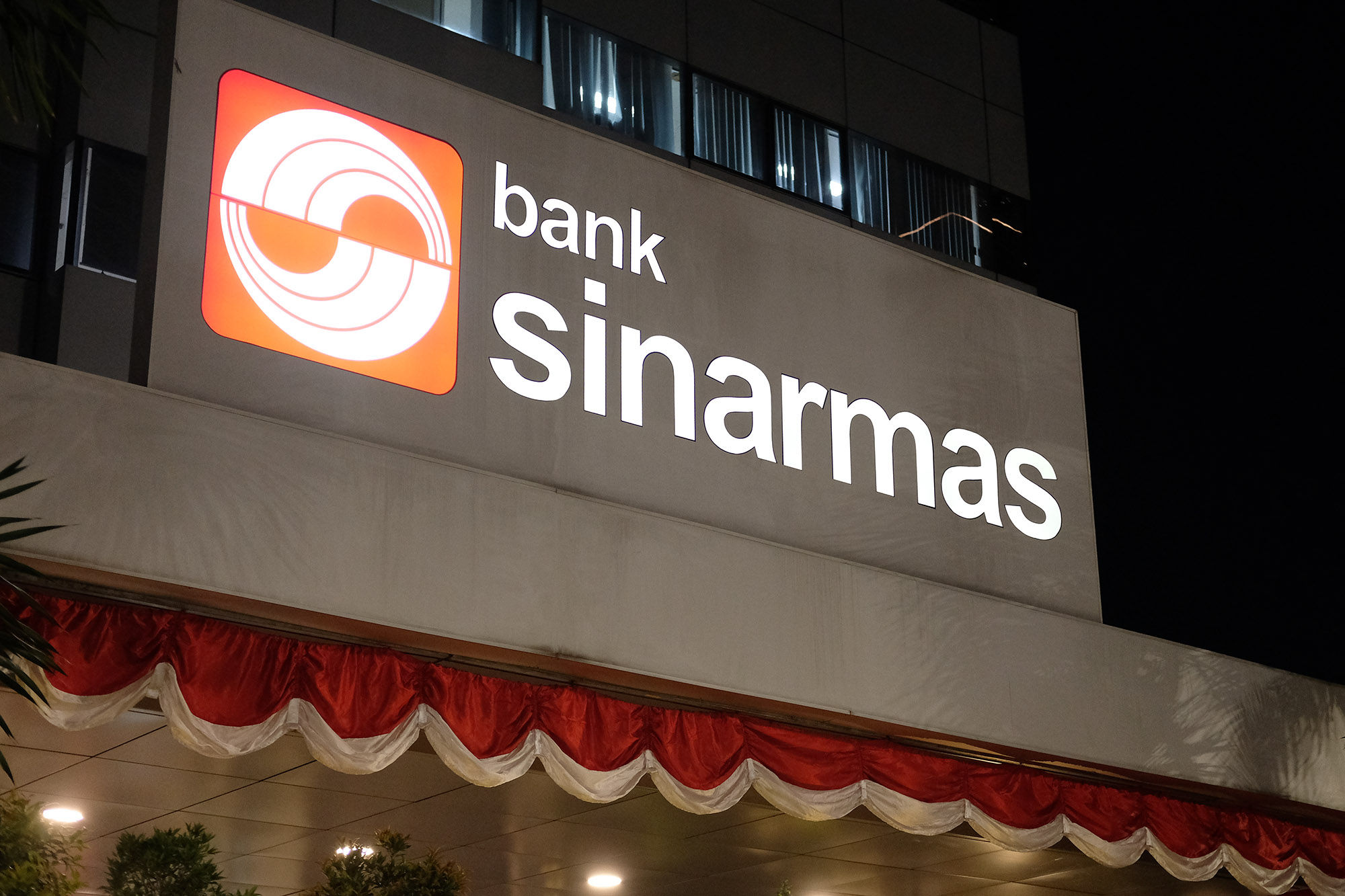 Logo Bank Sinarmas di kawasan Thamrin, Jakarta. Foto: Ismail Pohan/TrenAsia