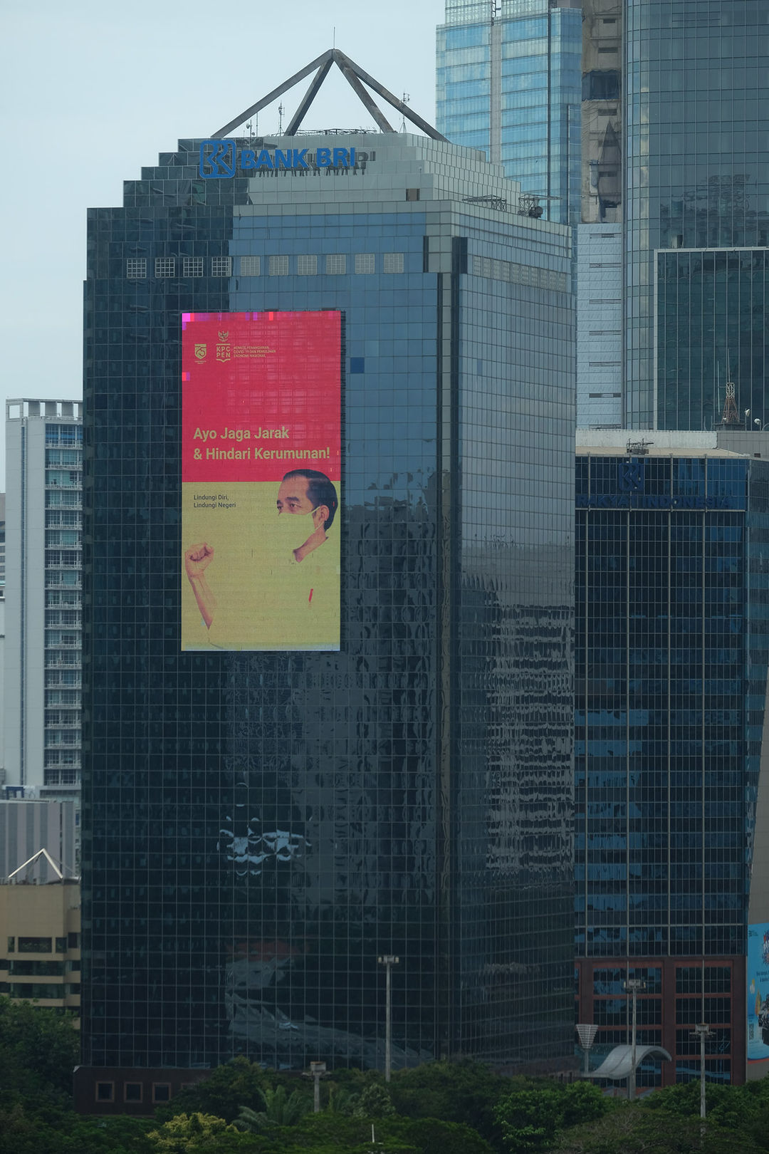 Gedung Bank Rakyat Indonesia (BRI) di kawasan Sudirman, Jakarta. Foto: Ismail Pohan/TrenAsia