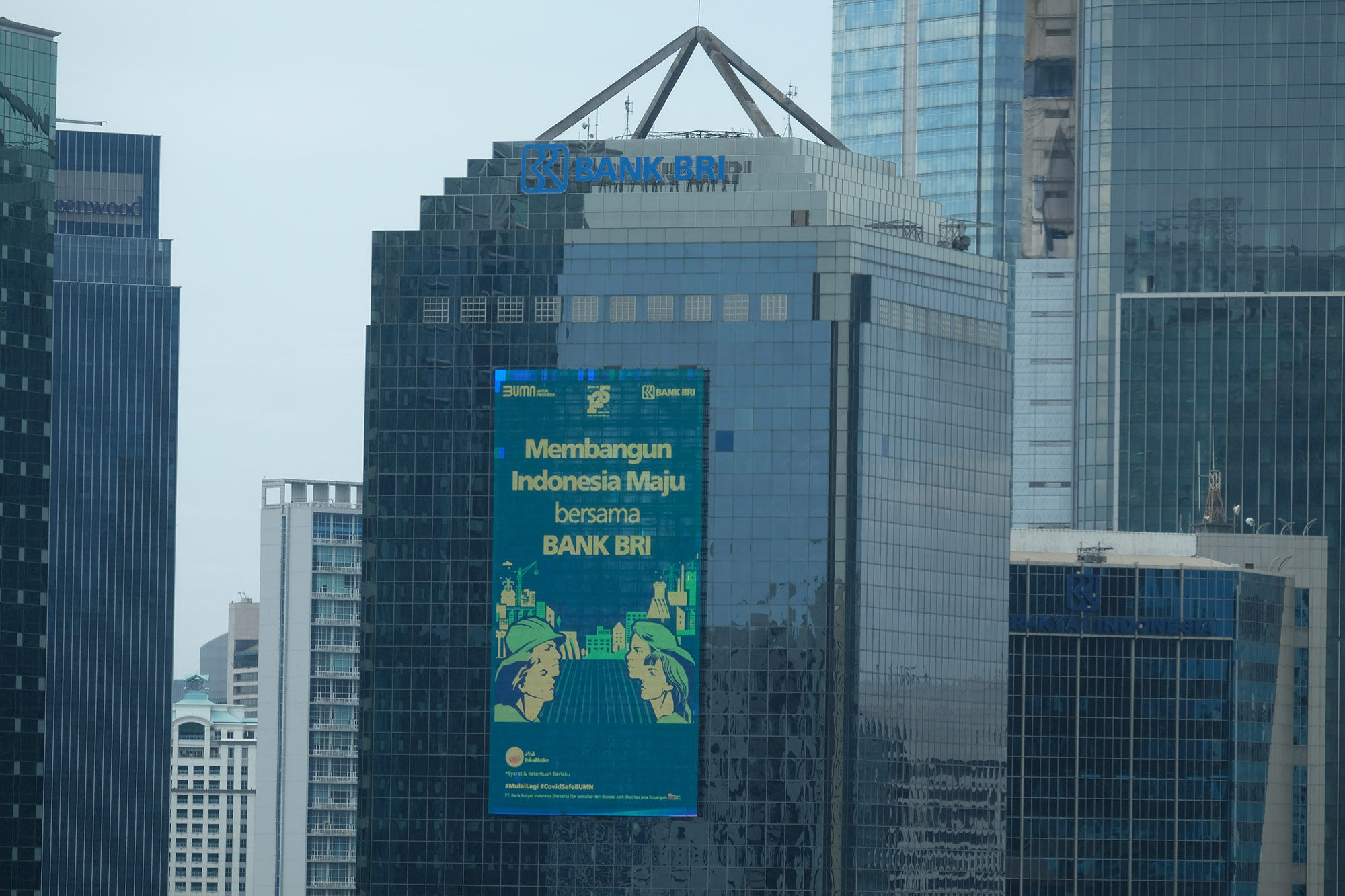 Gedung Bank Rakyat Indonesia (BRI) di kawasan Sudirman, Jakarta. Foto: Ismail Pohan/TrenAsia