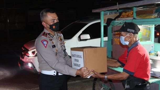 Ditlantas Polda Lampung Bagikan Paket Sembako untuk Warga Terdampak PPKM Darurat