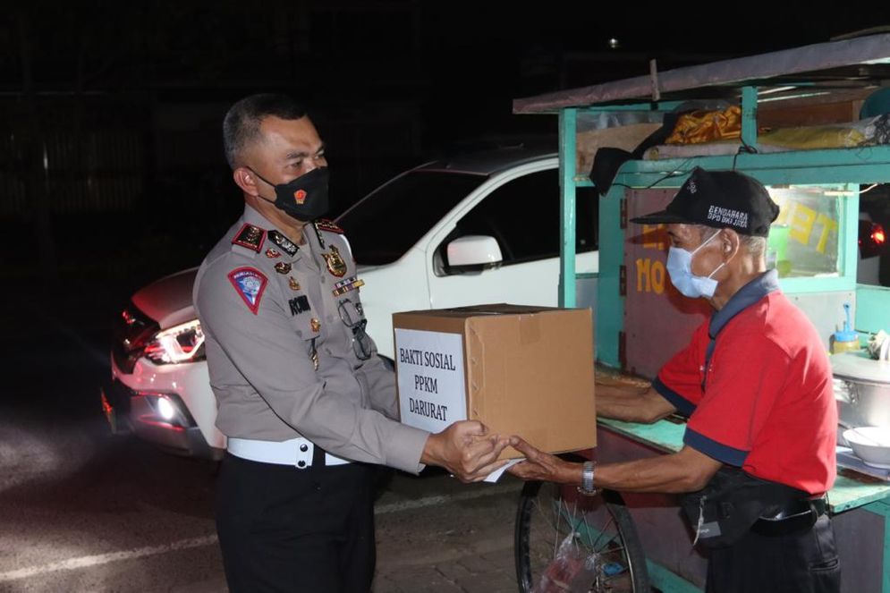 Ditlantas Polda Lampung Bagikan Paket Sembako untuk Warga Terdampak PPKM Darurat