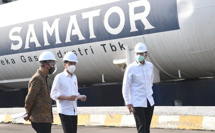 Presiden Jokowi meninjau produsen gas PT. Aneka Gas Industri (Samator), Jumat (16/07/2021) pagi, di kawasan Pulo Gadung, Jakarta Timur.