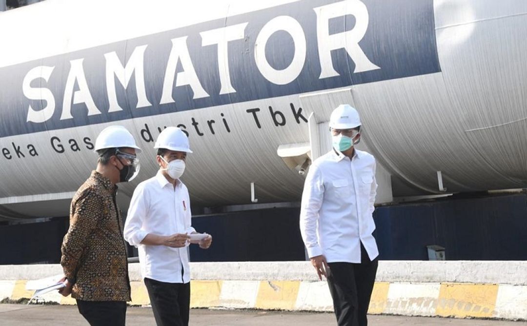 Presiden Jokowi meninjau produsen gas PT. Aneka Gas Industri (Samator), Jumat (16/07/2021) pagi, di kawasan Pulo Gadung, Jakarta Timur.