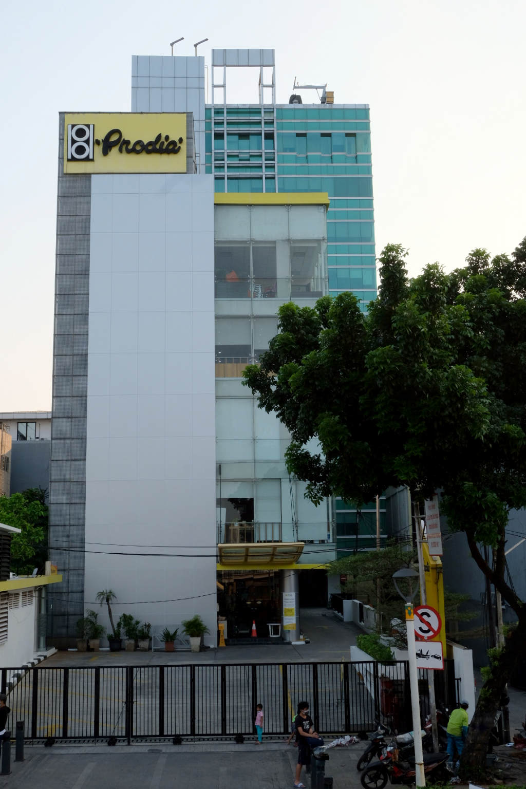 Suasana gedung Health Care Prodia Tower di Jalan Kramat Raya, Senen, Jakarta, Jum'at, 16 Juli 2021. Foto: Ismail Pohan/TrenAsia