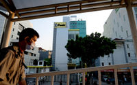 Warga melintas dengan latar gedung Health Care Prodia Tower di Jalan Kramat Raya, Senen, Jakarta, Jum'at, 16 Juli 2021. Foto: Ismail Pohan/TrenAsia