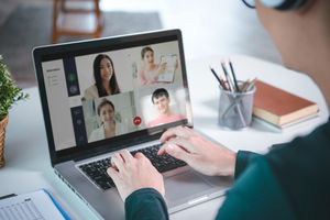 Cara Menjaga Kesehatan Saat Harus Bekerja dari Rumah