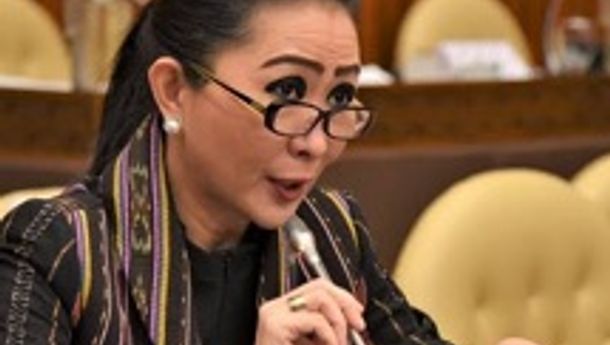 Anggota DPR RI Komisi IV Julie Sutrisno Laiskodat Wujudkan Impian Petani Flotim