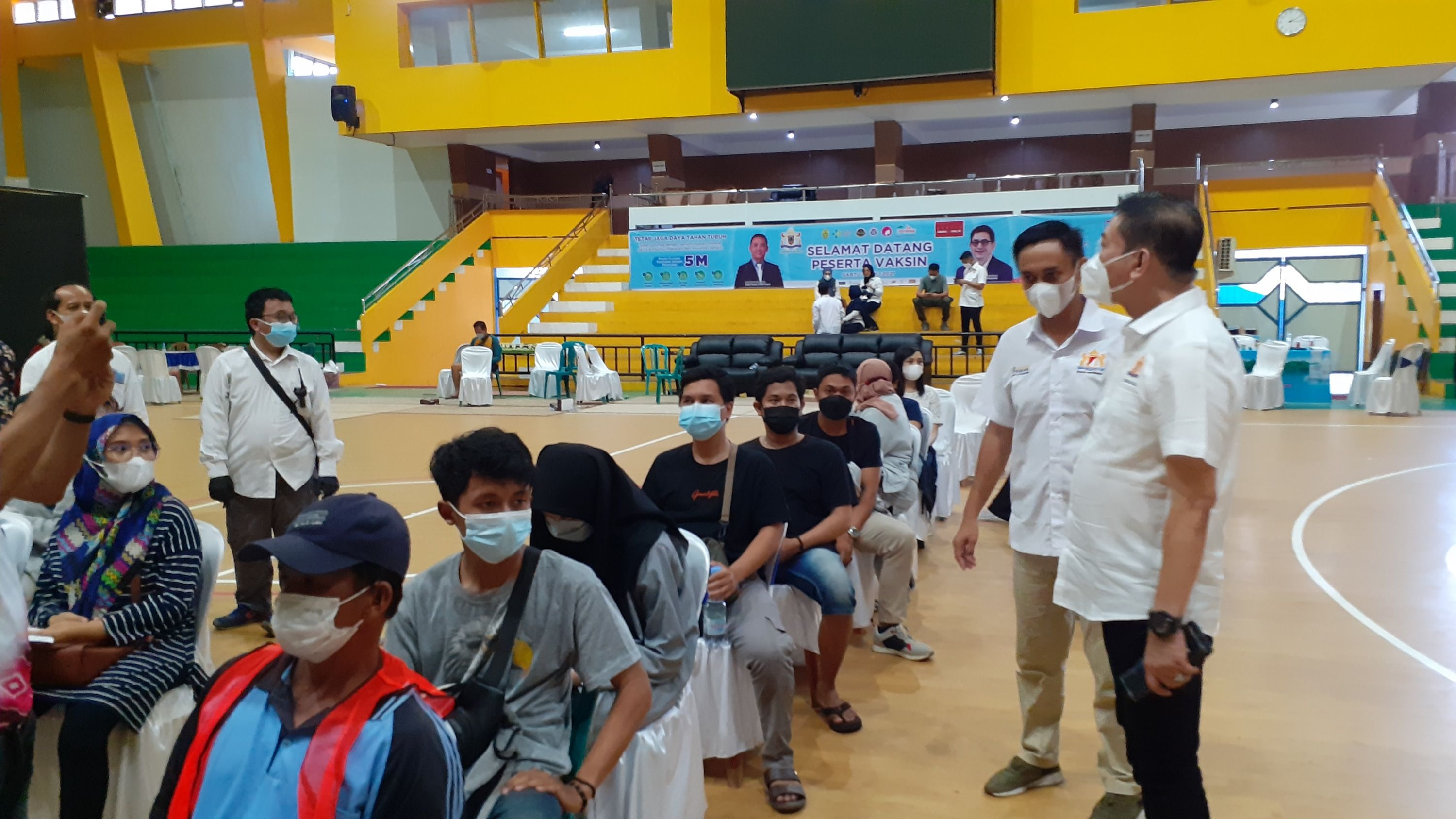 Pelaku UMKM ikuti vaksinasi massal di GOR Hasanuddin Banjarmasin, Sabtu (17/7/2021).