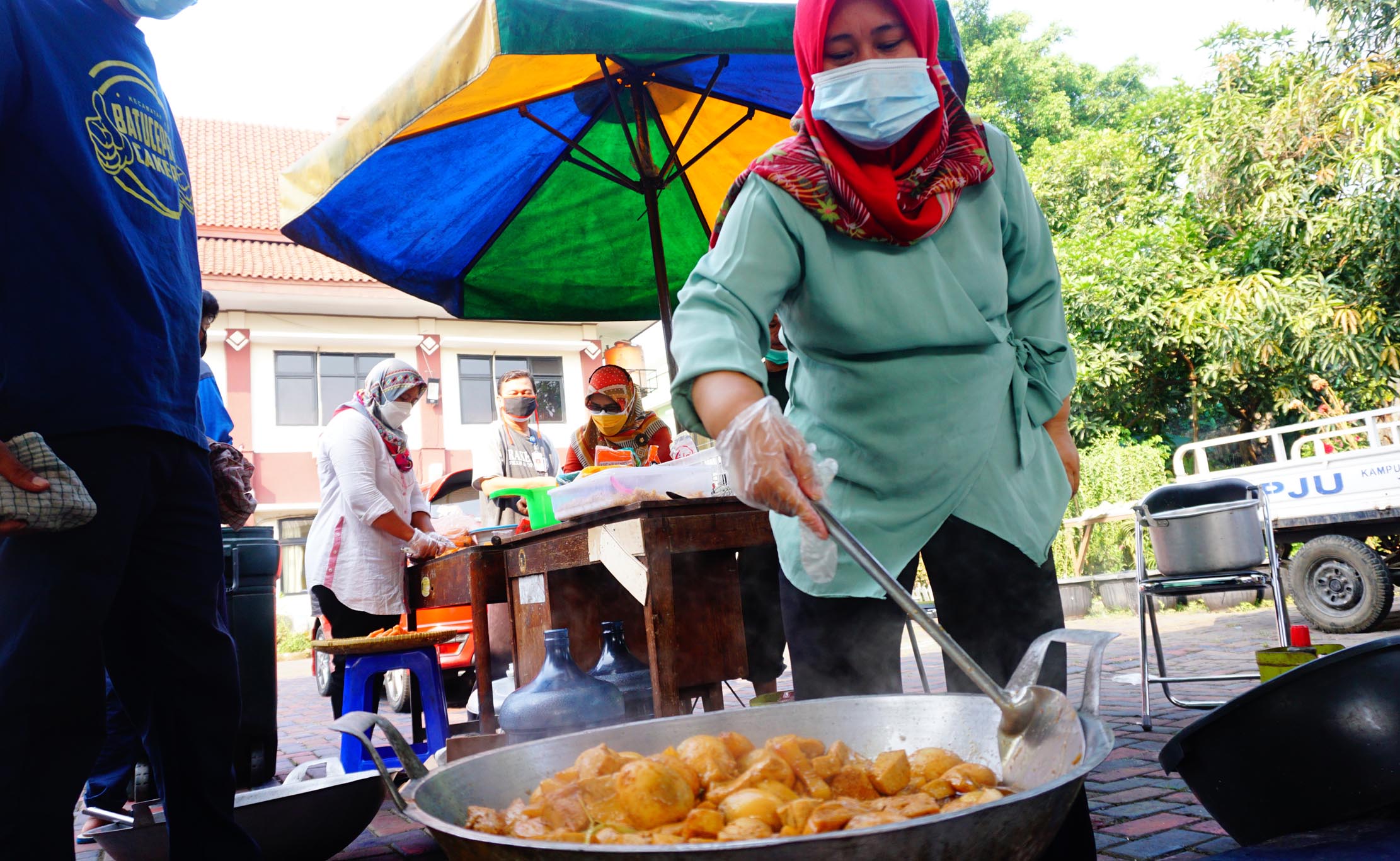 Sejumlah Pegawai Kecamatan Batuceper Kota Tangerang sedang menyiapkan dan memasak di Dapur umum  kecamatan dengan menerapkan Protokol Kesehatan yang ketat, kegiatan tersebut guna meringankan masyarakat yang sedang menjalankan isolasi mandiri, Minggu 18 Juli 2021. Foto : Panji Asmoro/TrenAsia                               