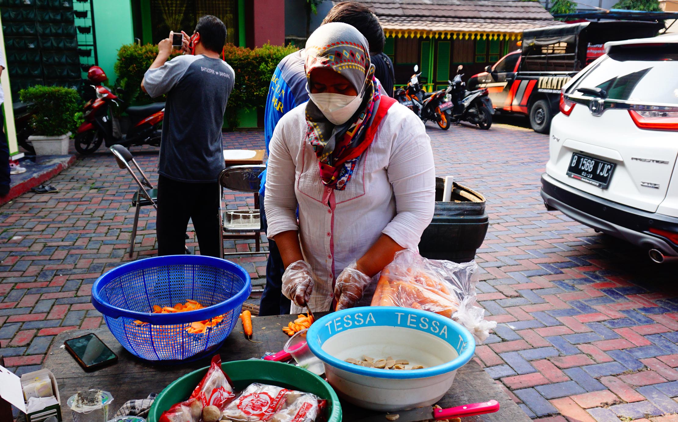 Sejumlah Pegawai Kecamatan Batuceper Kota Tangerang sedang menyiapkan dan memasak di Dapur umum  kecamatan dengan menerapkan Protokol Kesehatan yang ketat, kegiatan tersebut guna meringankan masyarakat yang sedang menjalankan isolasi mandiri, Minggu 18 Juli 2021. Foto : Panji Asmoro/TrenAsia                               