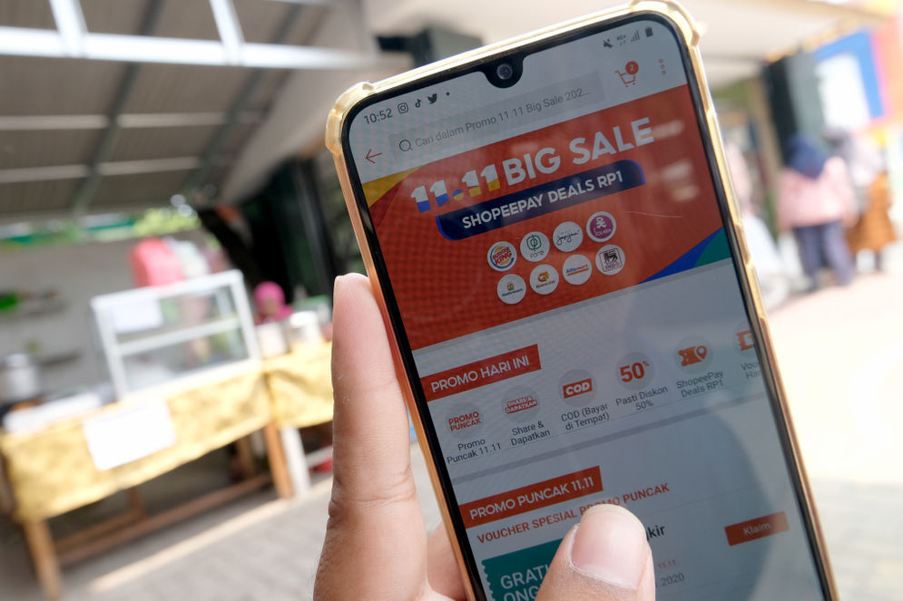 Warga mengakses salah satu platform e-commerce untuk berbelanja secara daring melalui gawai dalam rangka Hari Belanja Online Nasional atau ‘Harbolnas 11.11’ di Tangerang, Banten, Rabu, 11 November 2020.