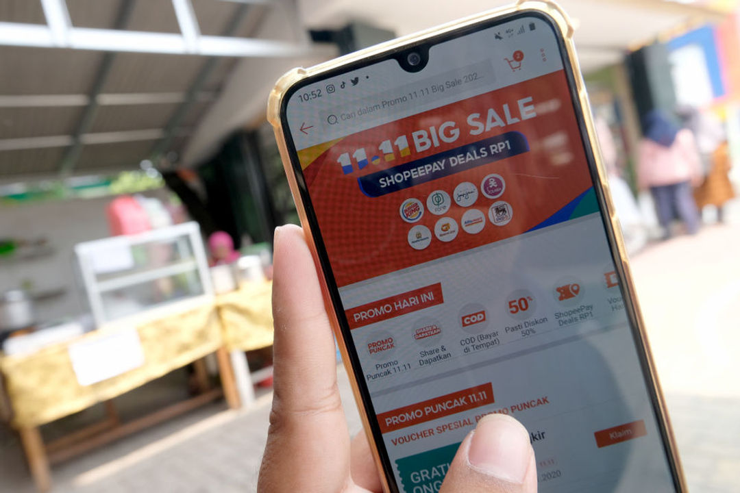 Warga mengakses salah satu platform e-commerce untuk berbelanja secara daring melalui gawai dalam rangka Hari Belanja Online Nasional atau ‘Harbolnas 11.11’ di Tangerang, Banten, Rabu, 11 November 2020.