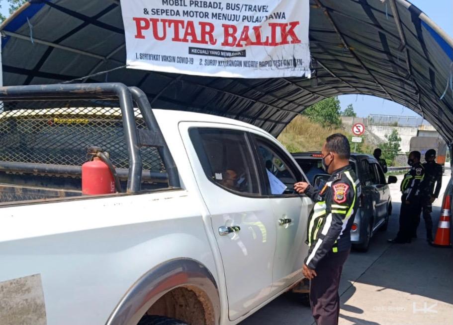 Penyekatan di Jalan Tol Trans Sumatra selama masa PPKM Darurat.