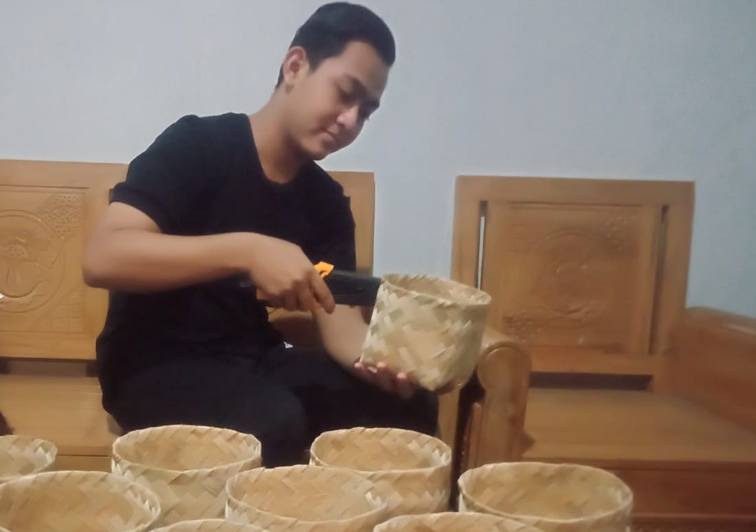 Persiapan besek untuk tempat daging qurban, hasil kreativitas UMKM di Madiun