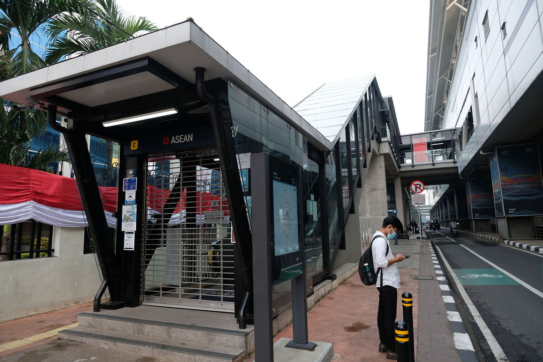 Warga menunggu angkutan umum di dekat stasiun MRT ASEAN yang tutup di Jalan Sisingamangaraja, Jakarta. Senin, 19 Juli 2021. Foto: Ismail Pohan/TrenAsia