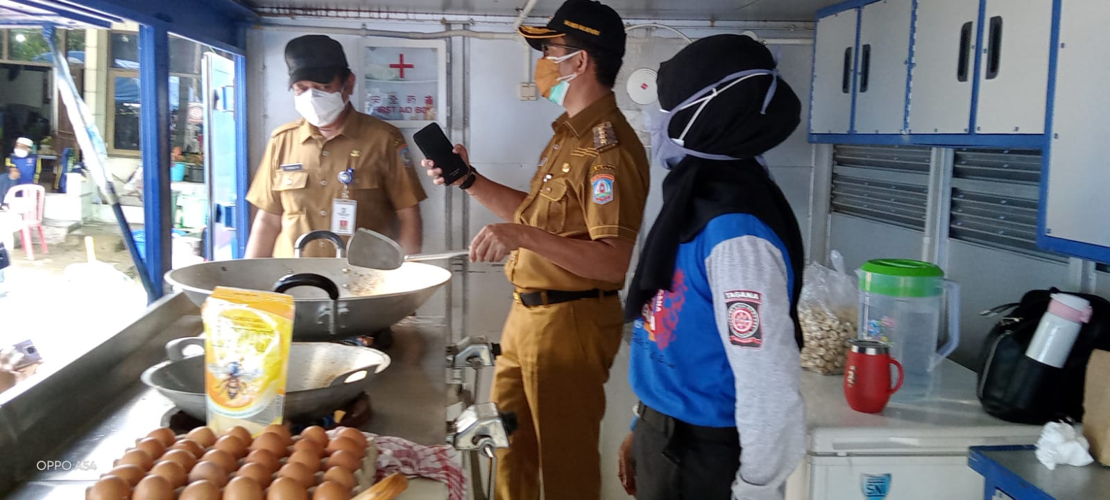 Wali Kota Balikpapan Rahmad Mas'ud menyempatkan diri membantu menggoreng telor di Dapur Umum yang didirikan Pemkot pada Senin (19/7/2021)