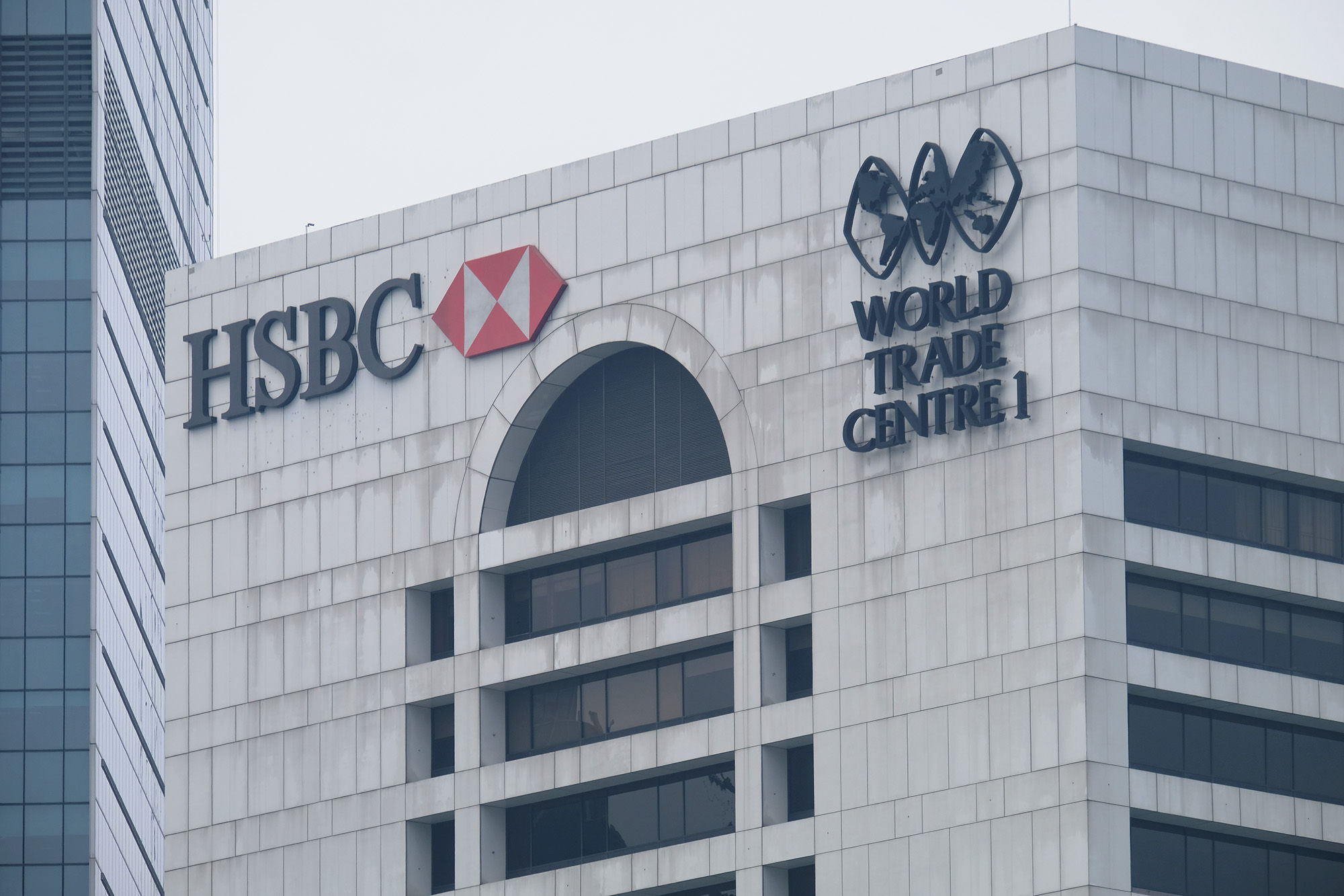 Gedung bank HSBC di kawasan Sudirman, Jakarta. Foto: Ismail Pohan/TrenAsia