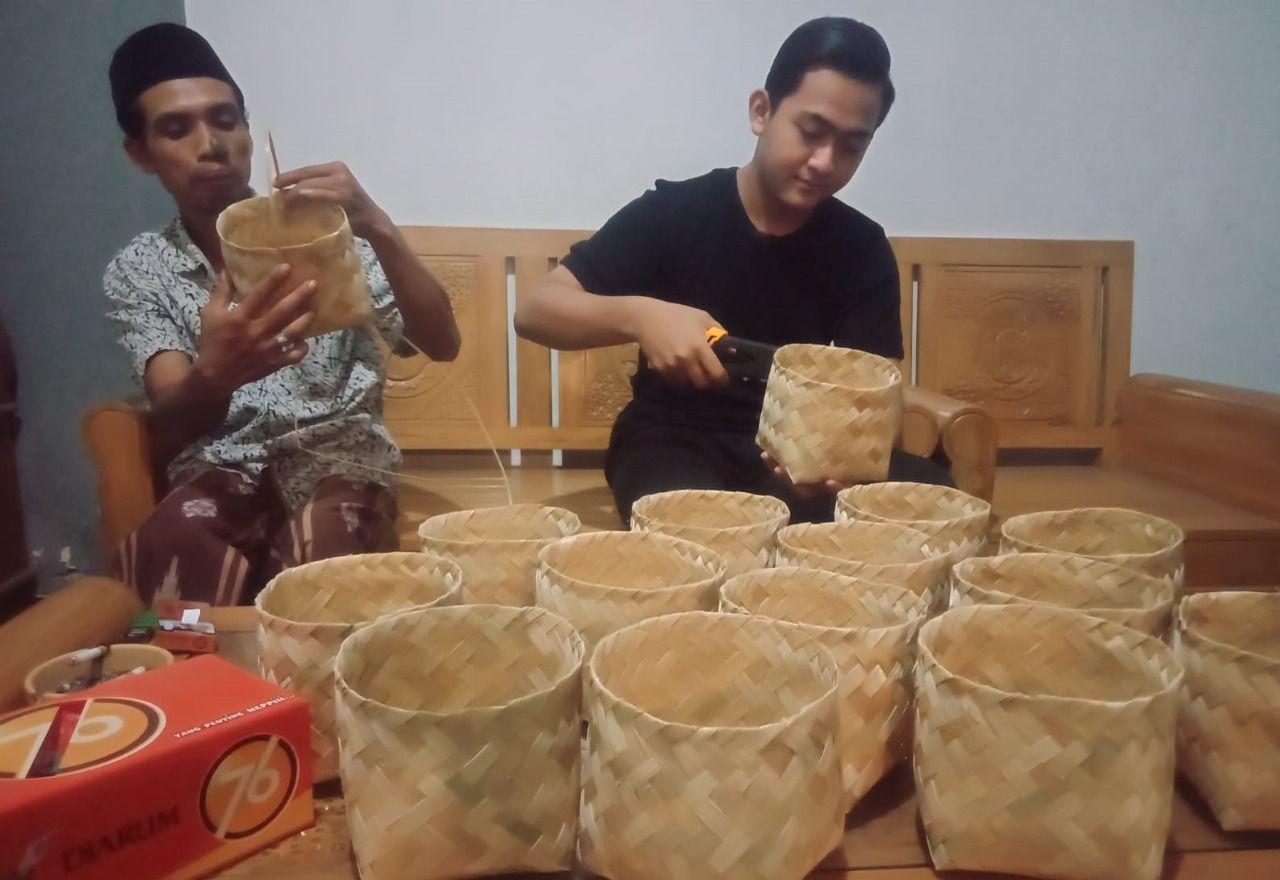 Karang Taruna Persada Dagangan akan menggunakan besek dari anyaman bambu sebagai wadah saat membagikan paket kurban pada momen Idul Adha yang akan dilaksanakan pada 21 Juli 2021.