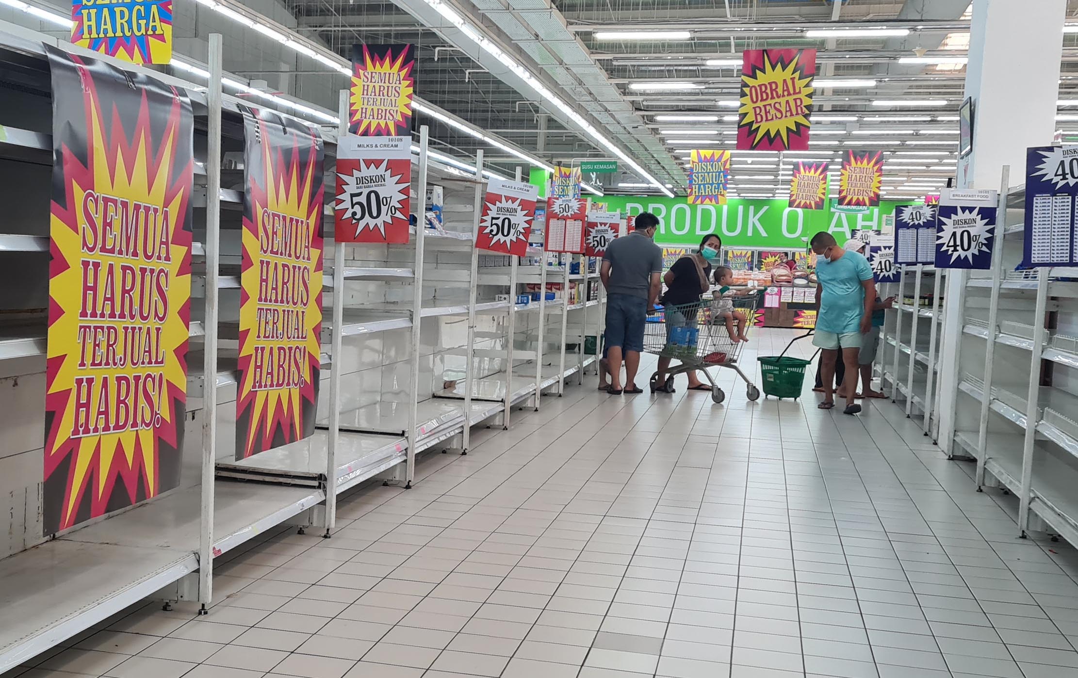Nampak pengunjung tengah berbelanja di salah satu gerai supermarket Giant yang nampak mulai kosong stok barangnya di kawasan Bintaro Jakarta Selatan, Senin 19 Juli 2021. Foto : Panji Asmoro/TrenAsia 