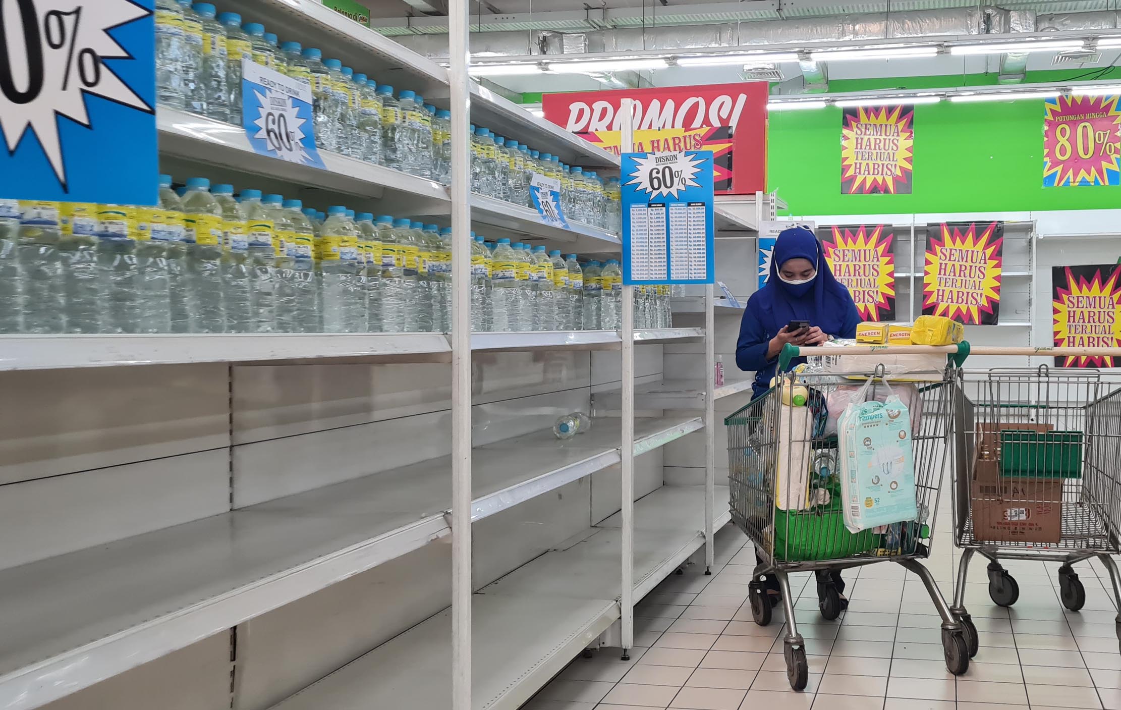 Nampak pengunjung tengah berbelanja di salah satu gerai supermarket Giant yang nampak mulai kosong stok barangnya di kawasan Bintaro Jakarta Selatan, Senin 19 Juli 2021. Foto : Panji Asmoro/TrenAsia 