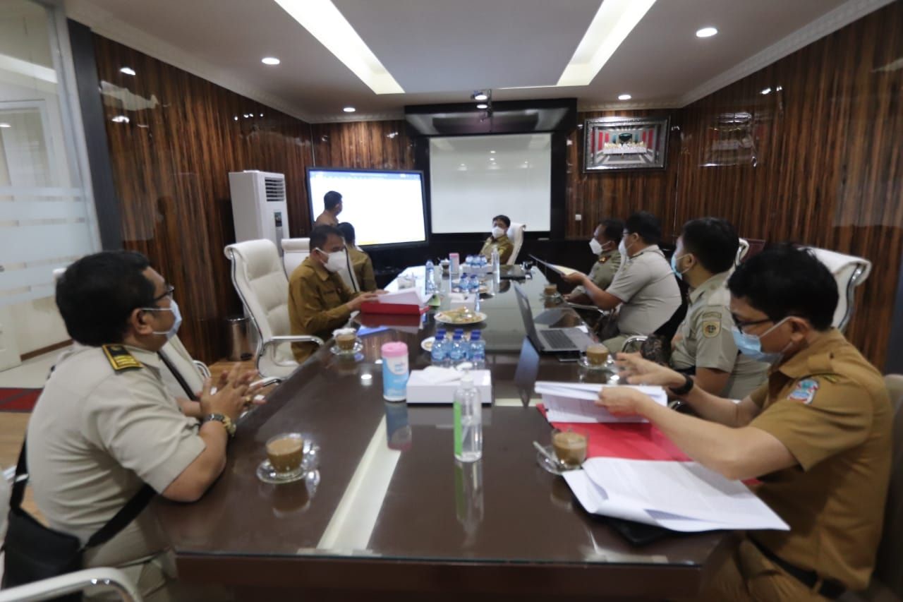 Wali Kota Manado Andrei Angouw dan Wawali RIchard Sualang menggelar rapat dengan BPN terkait tanah reklamasi. (Foto:istimewa)