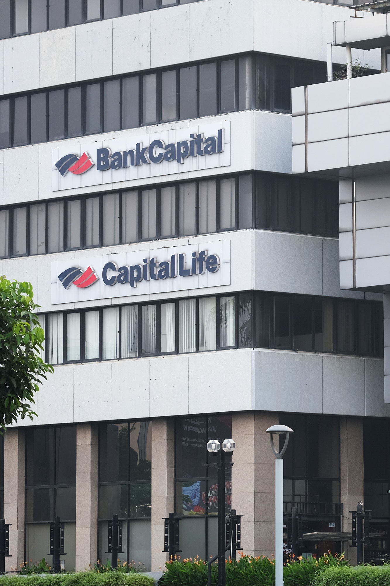 Kantor Bank Capital dan asuransi Capital Life di Jakarta. Foto: Ismail Pohan/TrenAsia