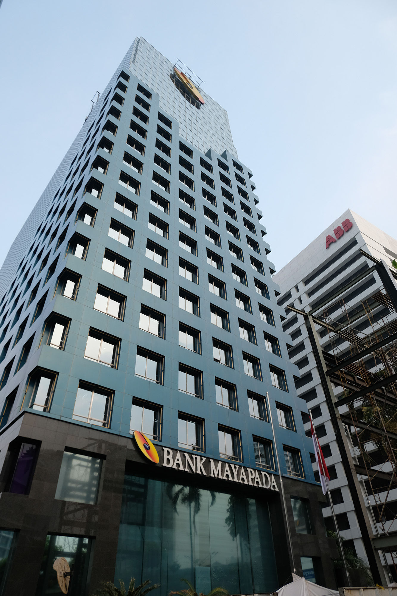 Gedung Bank Mayapada di kawasan Jalan Sudirman, Jakarta. Foto: Ismail Pohan/TrenAsia