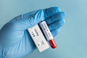 hInilah hal pertama yang harus dilakukan saat Anda positif COVID-19 tanpa gejalaand-with-protective-gloves-holding-blood-sample-covid-test.jpg