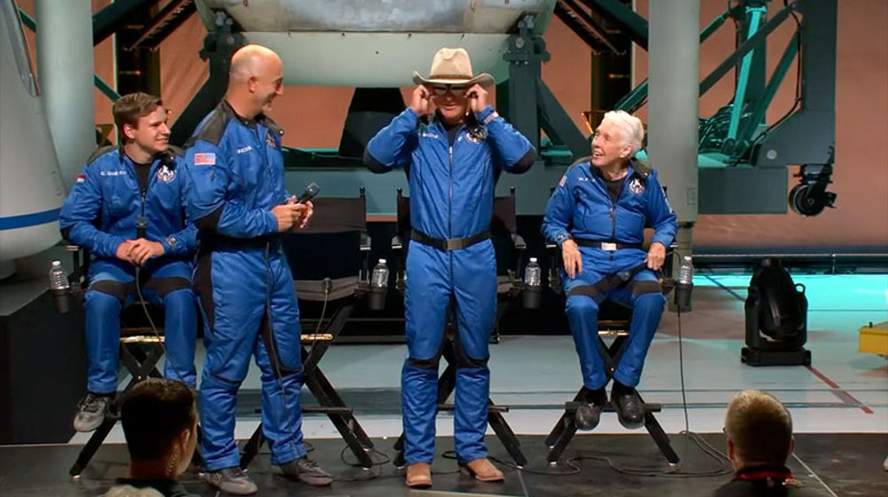 Jeff Benzos, dua dari kiri, saat bertemu media di satu kesempatan di As, belum lama ini. 