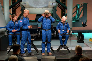 Jeff Benzos, dua dari kiri, saat bertemu media di satu kesempatan di As, belum lama ini. 