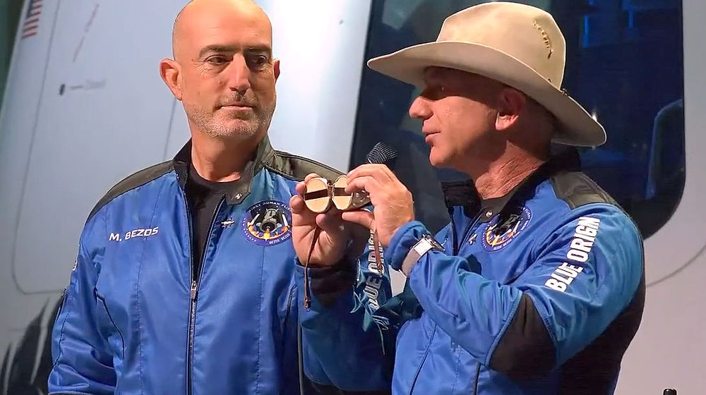 Jeff Benzos, dua dari kiri, saat bertemu media di satu kesempatan di As, belum lama ini. 