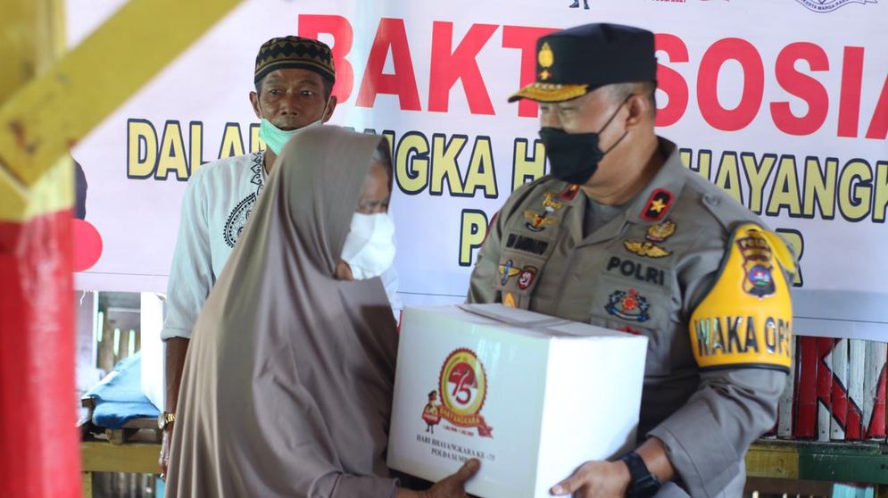 polda sumbar bagi-bagi smbko ppkm.jpg