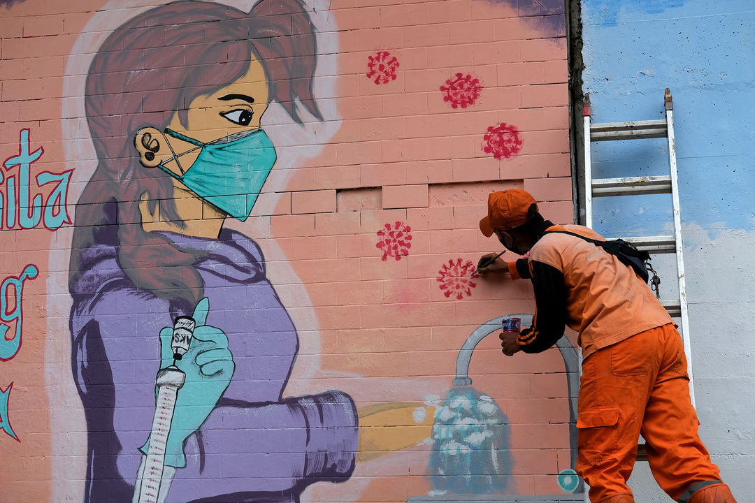 Petugas PPSU menyelesaikan pembuatan Mural bertema Lawan Covid-19 di terowongan Stasiun Cawang,  Cikoko, Jakarta Selatan, Jum'at, 23 Juli 2021. Foto: Ismail Pohan/TrenAsia