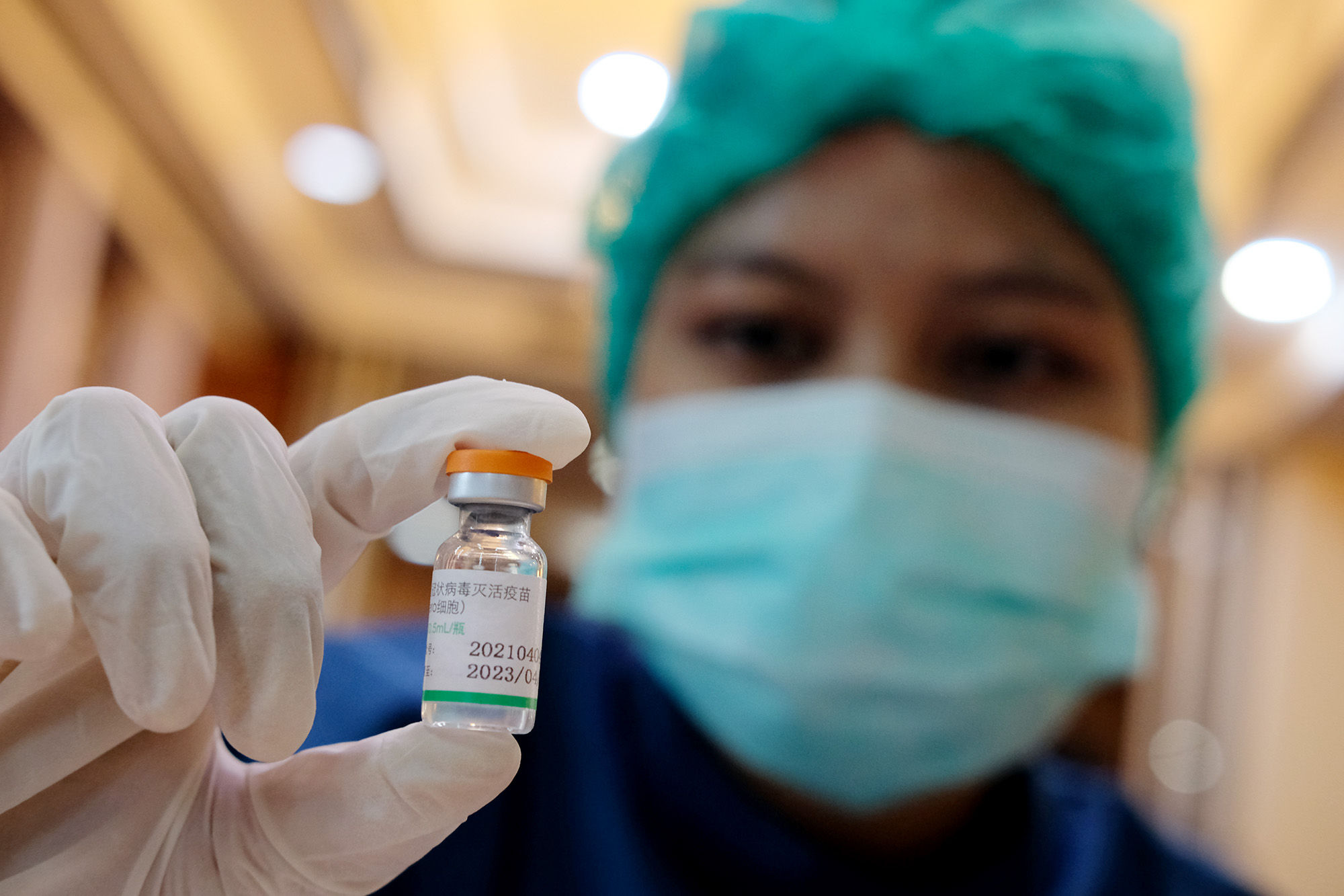 Petugas kesehatan menunjukkan dosis vaksin Biofarma pada vaksinasi gotong royong industri Fintech Pendanaan Bersama Indonesia di Gedung Smesco,  Pancoran, Jakarta, Jum'at, 23 Juli 2021. Foto: Ismail Pohan/TrenAsia