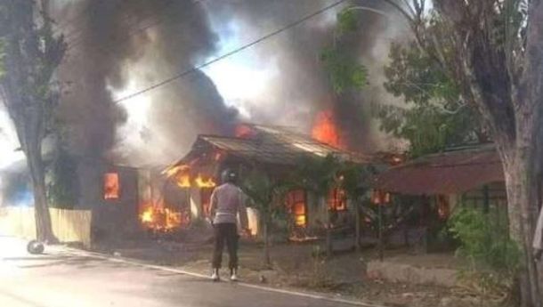 Pagi Ini, Api Melahap 1 Rumah, Kios, dan Mobil di Desa Namangkewa, Kecamatan Kewapante, Kabupaten Sikka