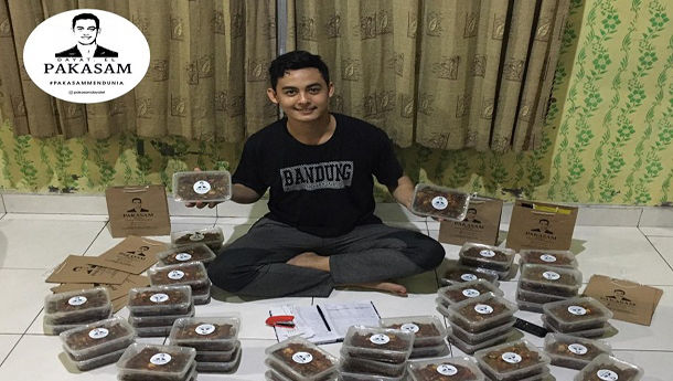 Muhammad Hidayatollah bersama produk Pakasam Mendunia.