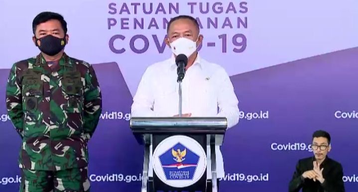 Ganip Warsito (kanan) bersama Panglima TNI Marsekal Hadi Tjahjanto saat memberi penjelasan (Ties)