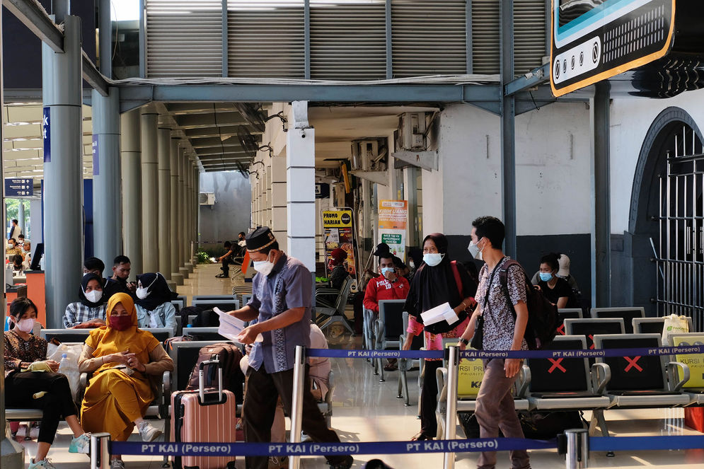 Sejumlah caatgas Penanganan COVID-19 mengeluarkan Surat Edaran (SE) Nomor 21 Tahun 2021 tentang Ketentuan Perjalanan Orang Dalam Negeri pada Masa Pandemi COVID-19.lon penumpang menunggu keberangkatan kereta di stasiun Pasar Senen, Jakarta, Senin, 26 Juli 2021. Foto: Ismail Pohan/TrenAsia