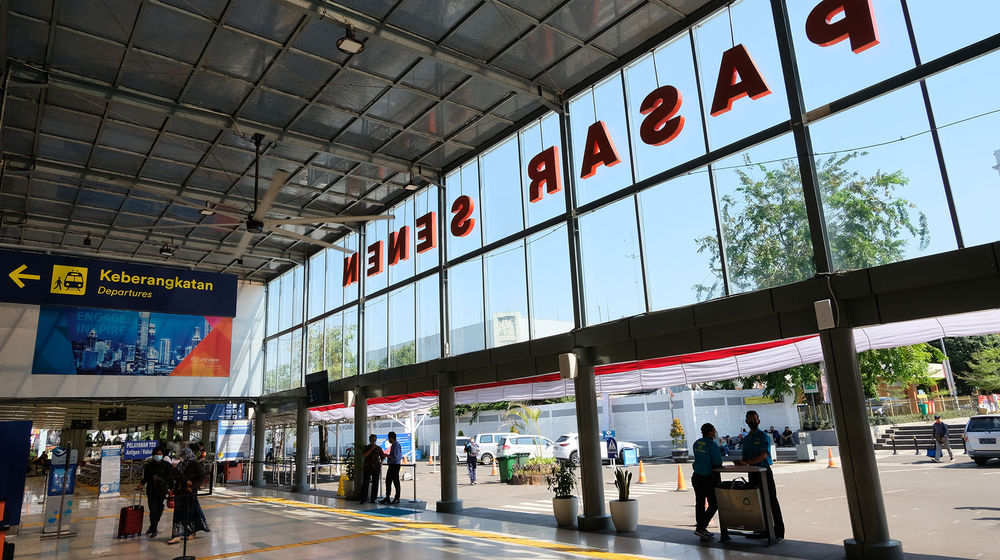 Penumpang Stasiun Senen .jpg