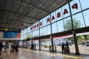 Penumpang Stasiun Senen .jpg